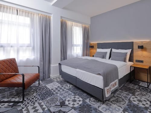 Entdecken Sie das stilvoll eingerichtete Hotelzimmer, das modernen Komfort mit elegantem Design vereint. Ideal für Geschäftsreisende und Urlauber.