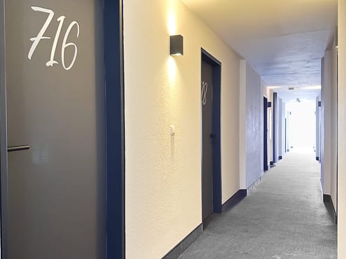 Hotelflur mit Zimmertüren