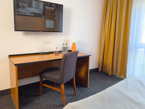 Moderne Hotelzimmereinrichtung mit Schreibtisch