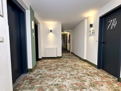 Flur in einem modernen Hotel mit Aufzug und Zimmertüren