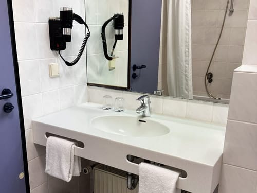 Modernes Badezimmer mit Waschbecken und Haartrockner