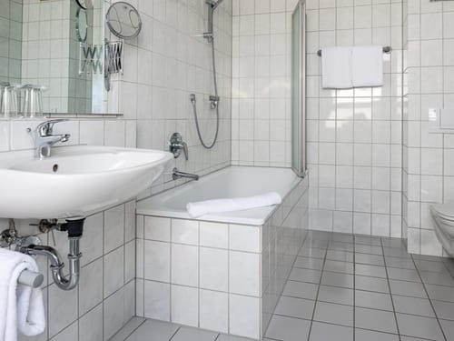 Badezimmer mit Dusche und WC