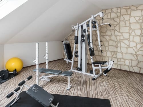 Fitnessraum mit einigen Geräten