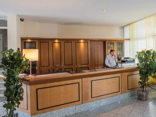 Große Hotelrezeption