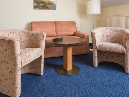 Gemütliche Sitzecke mit zwei Sesseln, Couchtisch und Sofa