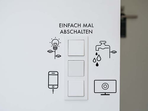 Schalter mit der Aufschrift "Einfach mal abschalten" und symbolischen Darstellungen von Glühbirne, Wasserhahn, Handy und Bildschirm.