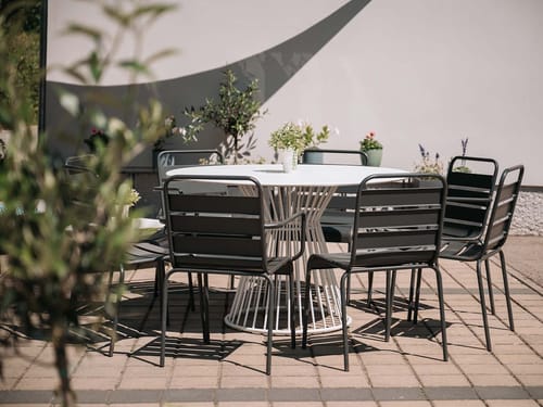 Moderne Gartenmöbel auf einer Terrasse