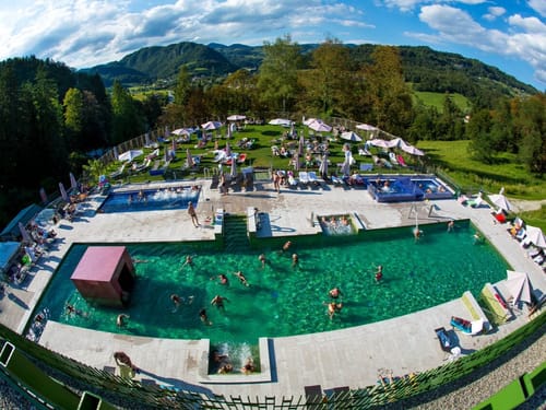 Außenpoolbereich mit grüner Berglandschaft im Hintergrund