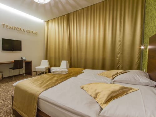 Luxuriöses Hotelzimmer mit goldenem Dekor und modernem Design