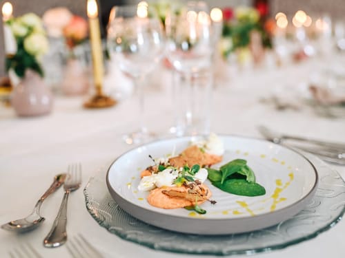 Entdecken Sie ein stilvolles Gourmetgericht auf einem elegant dekorierten Tisch. Perfekt für besondere Anlässe und Festessen.