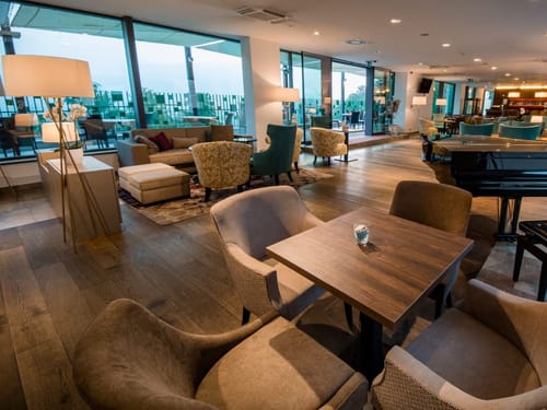 Moderne Lounge mit gemütlichen Sitzbereichen und großer Fensterfront