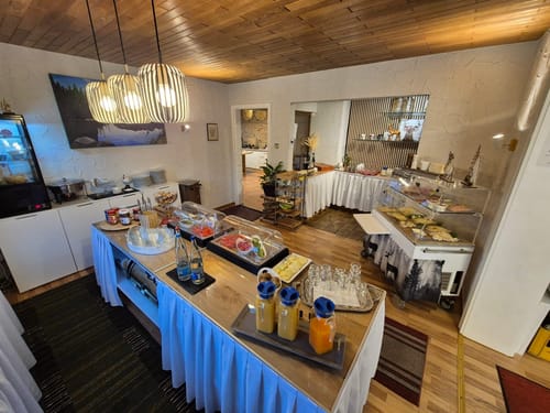 Frühstücksbuffet in einem einladenden Hotel mit vielfältigen Optionen.