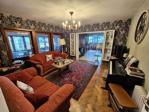 Gemütliches Wohnzimmer mit klassischen Möbeln und Klavier
