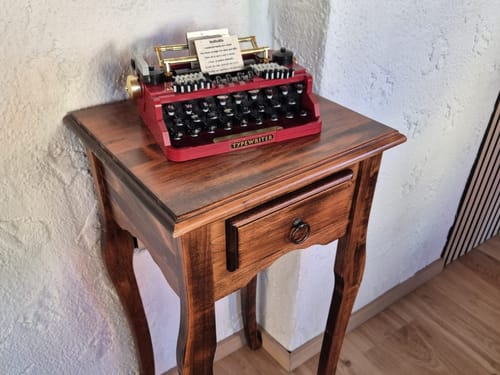 Antike Schreibmaschine auf einem Holztisch