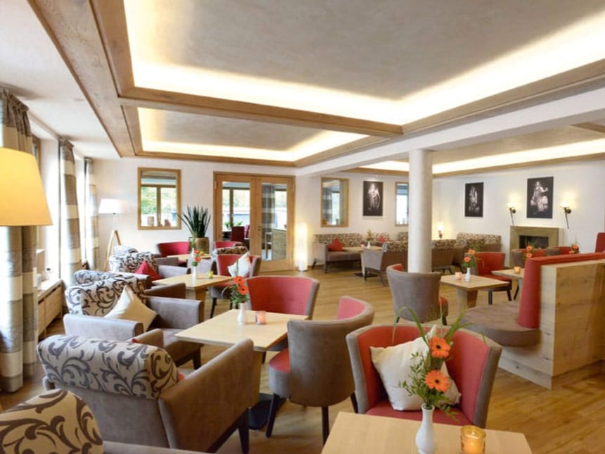 Gemütlicher Lounge-Bereich in modernem Café mit stilvollen Möbeln