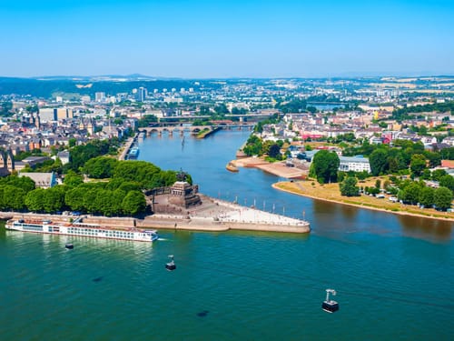 Luftaufnahme von Koblenz am Deutschen Eck mit Zusammenfluss von Rhein und Mosel.