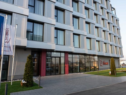 Modernes Hotelgebäude mit Glasfassade und Eingangsbereich