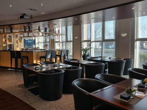 Moderne Bar und Restaurant mit eleganten Sitzplätzen und großen Fenstern