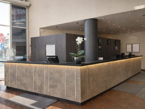 Moderne Rezeption in einem Hotel mit stilvoller Beleuchtung und Orchidee