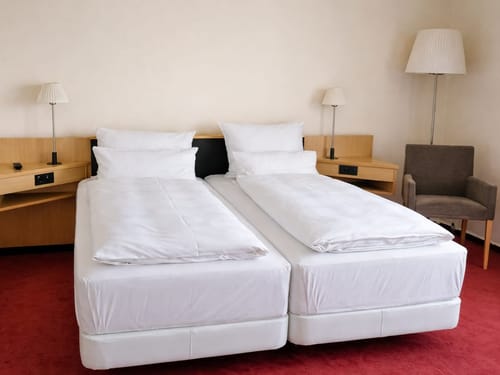 Modernes Hotelzimmer mit zwei Einzelbetten