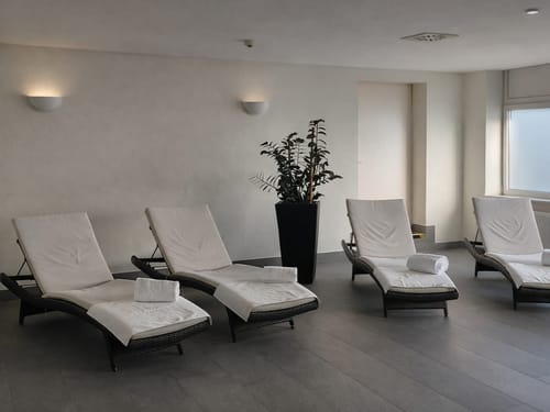 Entspannungsbereich mit Liegestühlen in einem modernen Spa
