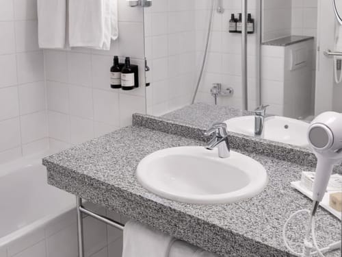 Modernes Badezimmer mit Granitwaschbecken und Pflegeprodukten