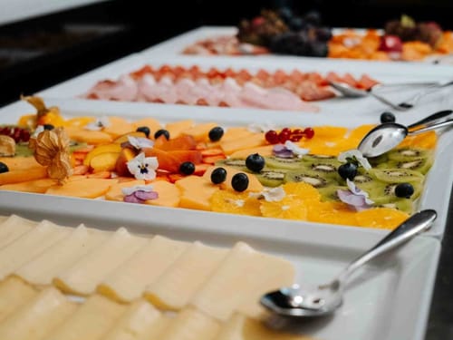 Elegantes Buffet mit frischen Früchten und Käsesorten