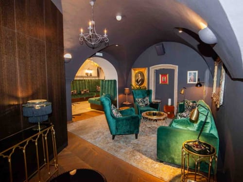 Eleganter Lounge-Bereich mit grünen Samtmöbeln und schicker Dekoration