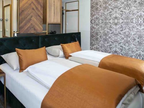 Modernes Hotelzimmer mit stilvoller Einrichtung und zwei Einzelbetten.