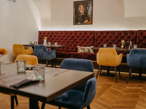 Modernes Restaurant-Interieur mit bunten Stühlen und elegantem Mobiliar