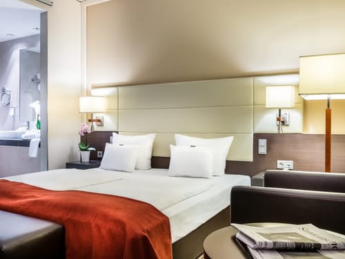 Modernes Hotelzimmer mit Doppelbett und eleganter Einrichtung