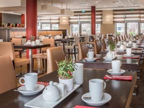 Modern eingerichtetes Restaurant mit gedeckten Tischen und gemütlichem Ambiente