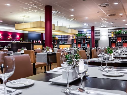Elegantes Restaurant mit modernen Einrichtungselementen
