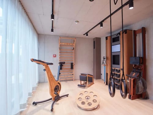 Moderner Fitnessraum mit Holzausstattung und Sportgeräten