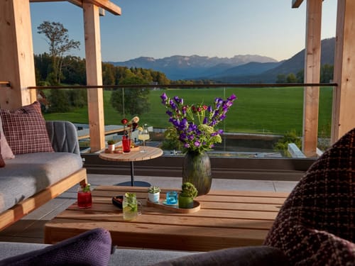 Genießen Sie entspannte Abende auf der stilvollen Terrasse mit atemberaubender Aussicht auf die Berge, ideal für ruhige Momente und gesellige Treffen.