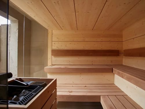 Moderne Holzsauna mit Glasfront