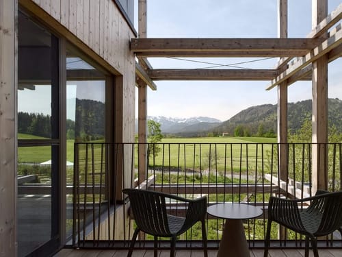 Balkon mit Bergblick und moderner Holzkonstruktion