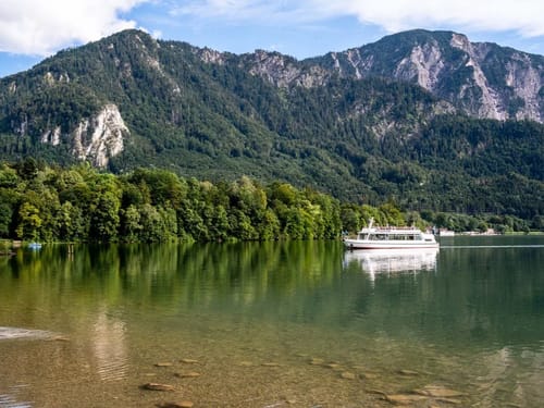 Boot auf einem malerischen See vor einer Bergkulisse