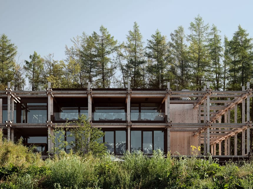 Moderner Holzbau mit großen Glasfronten und natürlicher Umgebung