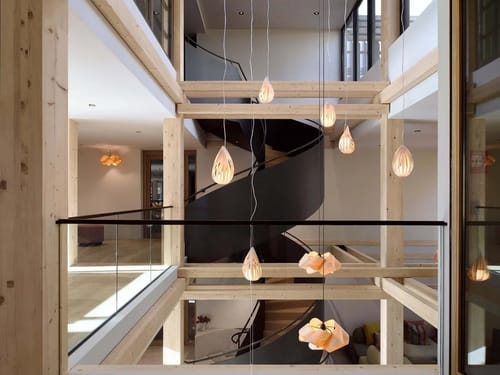 Modernes Interieur mit hölzernen Designelementen und eleganten Hängeleuchten