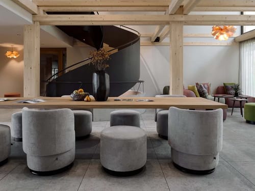 Modernes Wohndesign mit stilvoller Einrichtung und elegantem Treppenaufgang.