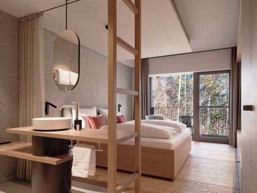 Moderner Hotelzimmer-Interieur mit minimalistischer Einrichtung und großem Fensterblick