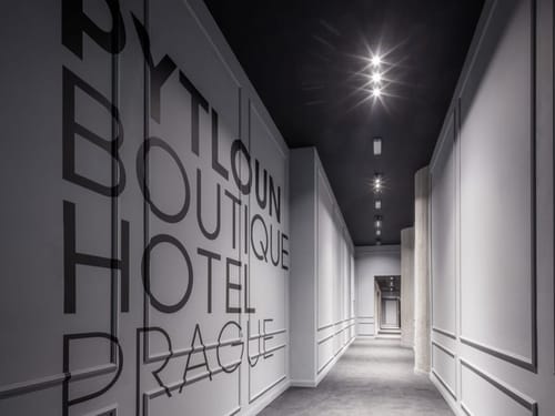 Moderner Flur des Bytloun Boutique Hotel Prague mit charakteristischer Schwarz-Weiß-Typografie an der Wand