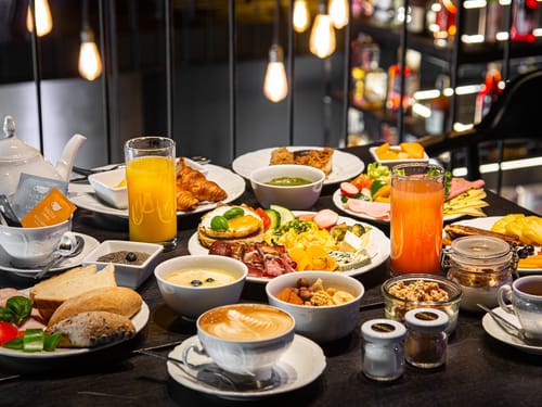 Frühstück mit frischen Speisen und Getränken