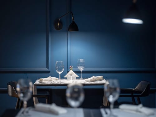 Gedeckter Tisch in stilvollem Blau-Design