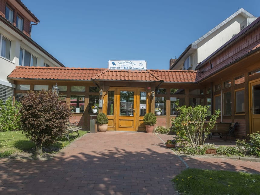 Eingang des gemütlichen Hotels und Restaurants im Grünen