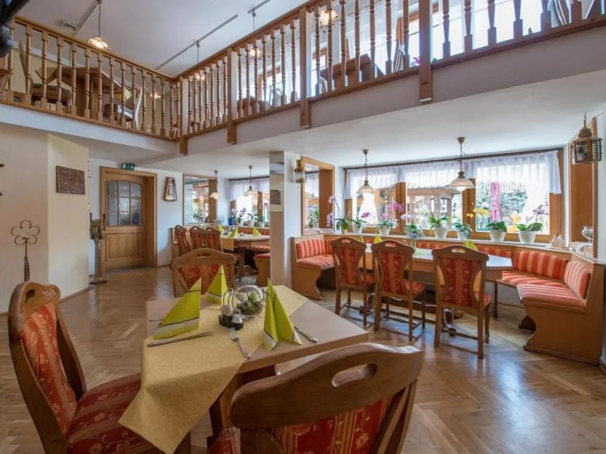 Gemütliches Restaurant mit Holzeinrichtung und einladender Atmosphäre
