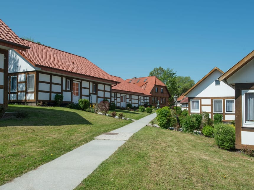 Fachwerkhäuser in einer ruhigen Wohnsiedlung bei sonnigem Wetter