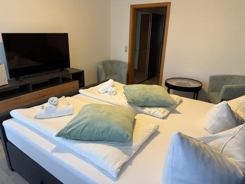 Modernes Hotelzimmer mit gemütlichem Doppelbett und Flachbildfernseher