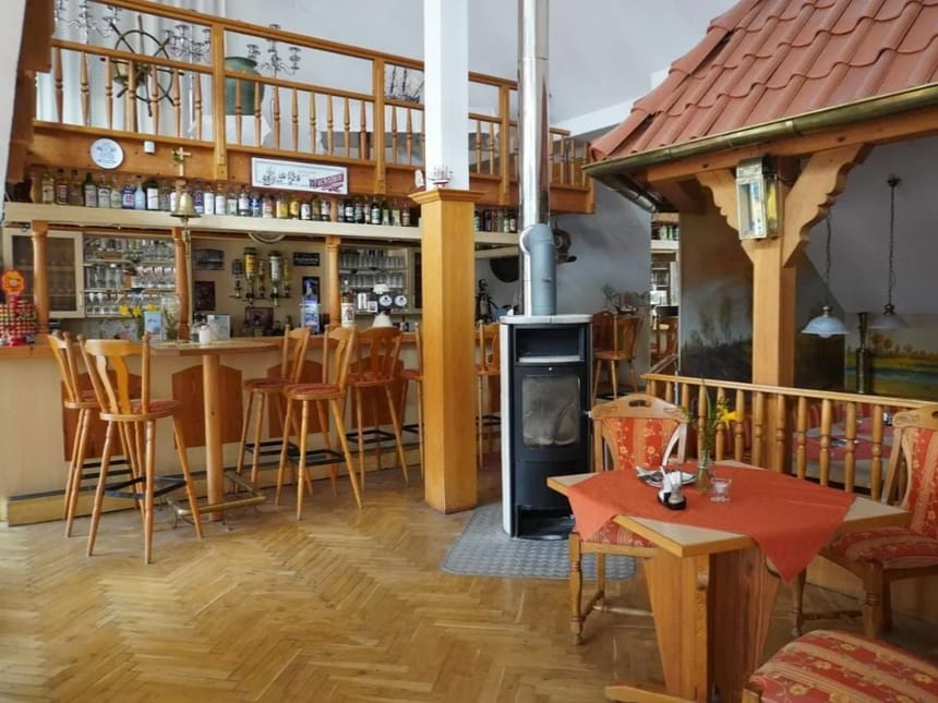 Gemütliche Gaststätte mit Holzmöbeln und Barbereich